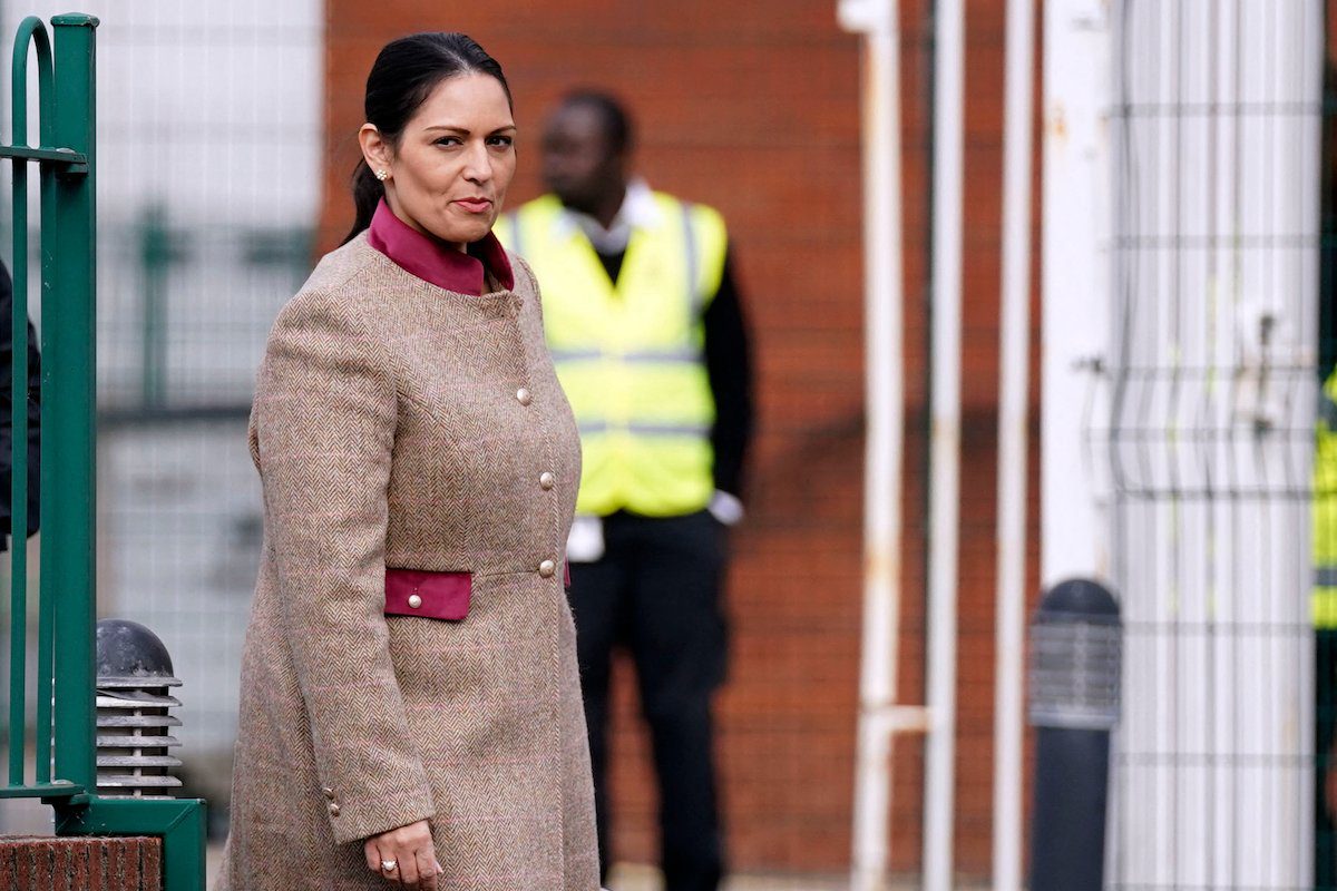 A secretária do Interior da Grã-Bretanha, Priti Patel, chega para uma reunião de gabinete regional em Rolls Royce em Bristol, sudoeste da Inglaterra, em 15 de outubro de 2021. [Steve Parsons/ POOL / AFP via Getty Images]
