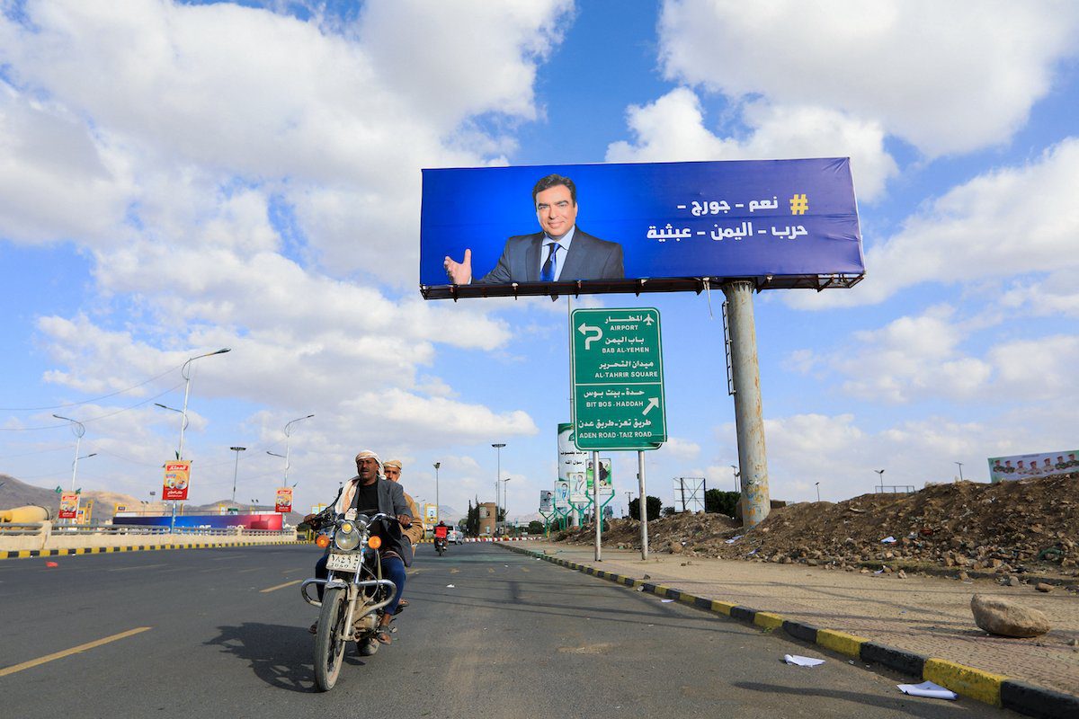 Ministro da Informação libanês George Kordahi é exibido em um outdoor na capital do Iêmen, Sanaa, em 31 de outubro de 2021 [Mohammed Huwais/AFP via Getty Images]
