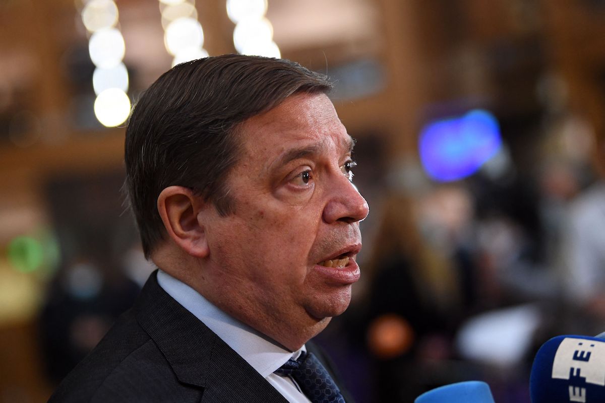 Ministro de Relações Exteriores da Espanha José Manuel Albares conversa com a imprensa após reunião de política externa na sede da União Europeia, em Bruxelas, 15 de novembro de 2021 [JOHN THYS/AFP via Getty Images]
