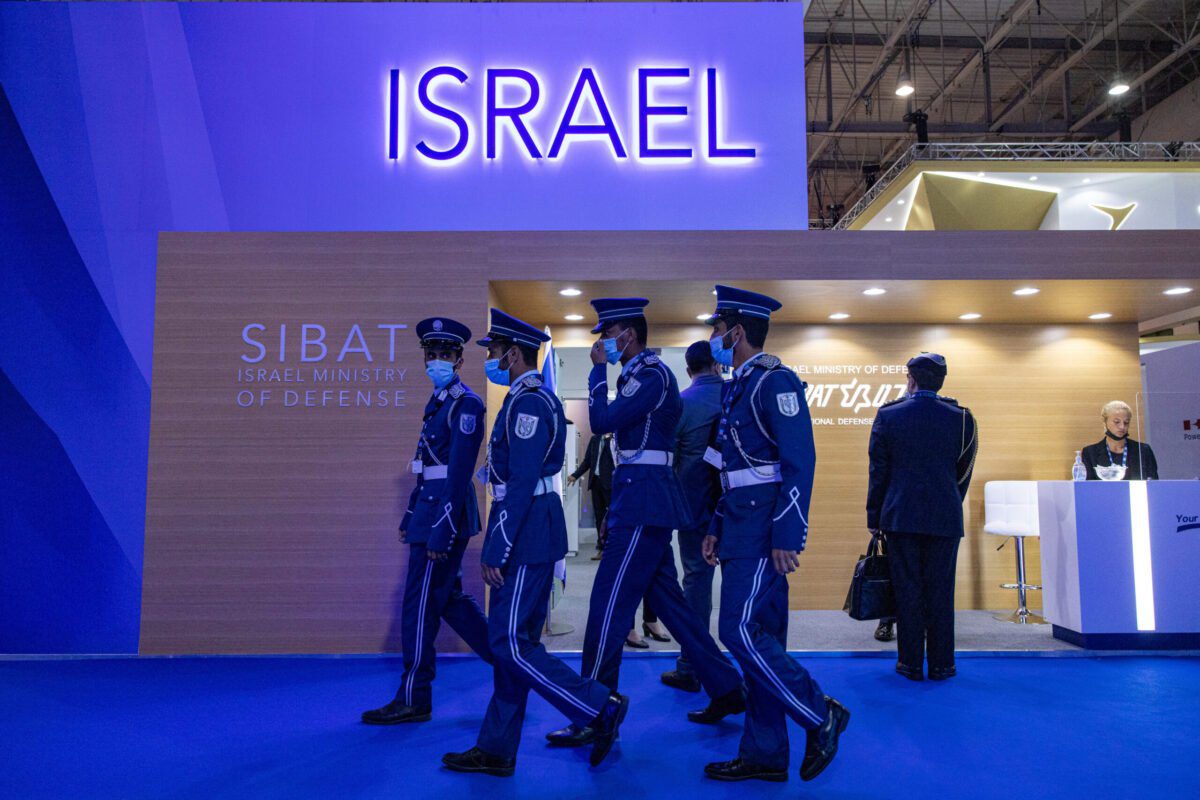 Participantes passam uma exibição de Sibat, diretoria do Ministério da Defesa de Israel, no 17º Dubai Air Show (DAS) em Dubai, Emirados Árabes Unidos, na segunda-feira, 15 de novembro de 2021 [Christopher Pike / Bloomberg via Getty Images]
