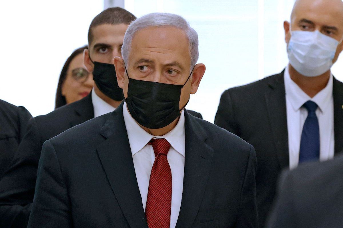 Ex-premiê israelense Benjamin Netanyahu deixa tribunal em Jerusalém, 16 de novembro de 2021 [JACK GUEZ/AFP via Getty Images]
