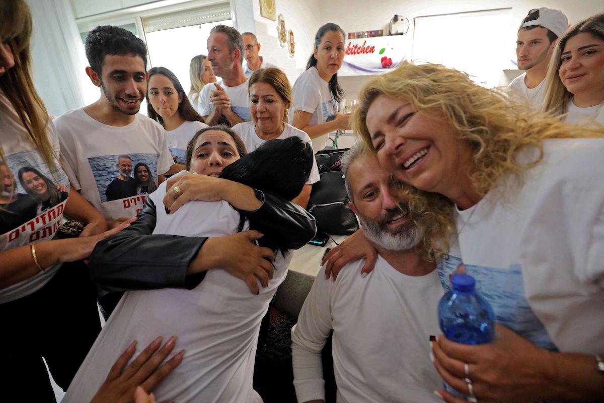 Mordy e Natali Oknin, detidos na Turquia há uma semana por suspeita de espionagem, são recebidos na cidade israelense de Modiin, 18 de novembro de 2021 [GIL COHEN-MAGEN/AFP via Getty Images]
