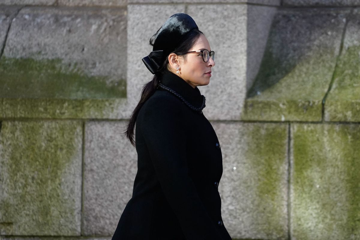 A secretária do Interior da Grã-Bretanha, Priti Patel, chega para participar de uma missa de réquiem para o parlamentar conservador David Amess na Catedral de Westminster, em Londres, em 23 de novembro de 2021. [Niklas Halle’n/ AFP via Getty Images] 

