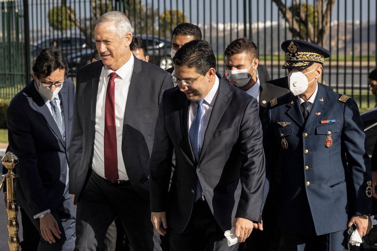 Ministro de Relações Exteriores do Marrocos Nasser Bourita (centro) recebe o Ministro da Defesa de Israel Benny Gantz (segundo à esquerda) em Rabat, 24 de novembro de 2021 [FADEL SENNA/AFP via Getty Images]
