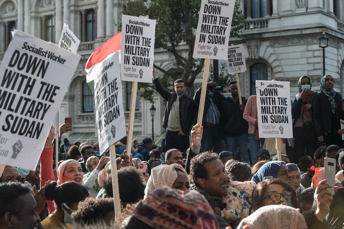 Diáspora sudanesa baseada no Reino Unido protesta contra o domínio militar no Sudão, em Whitehall, perto da rua Downing, em 30 de outubro de 2021, em Londres, Inglaterra. [Guy Smallman/Getty Images]
