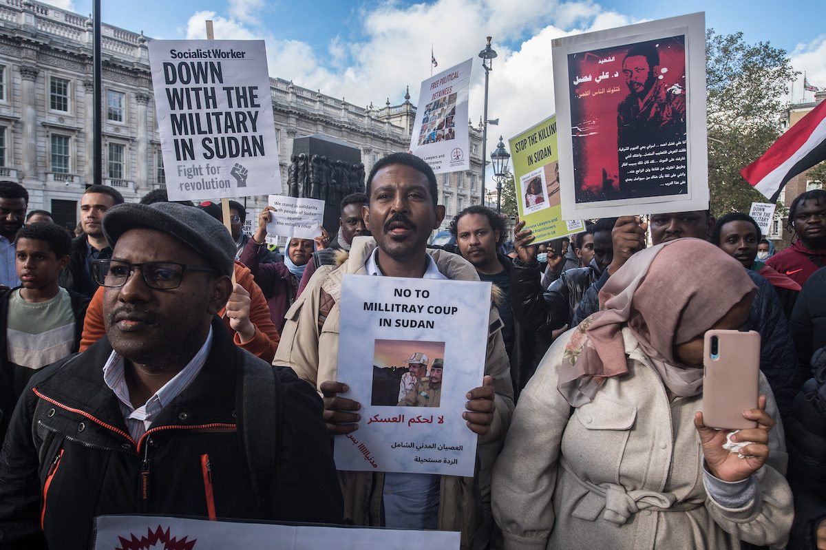 Diáspora sudanesa baseada no Reino Unido protesta contra o regime militar no Sudão, em Whitehall, perto de Downing Street, em 30 de outubro de 2021 em Londres, Inglaterra. [Guy Smallman / Getty Images]
