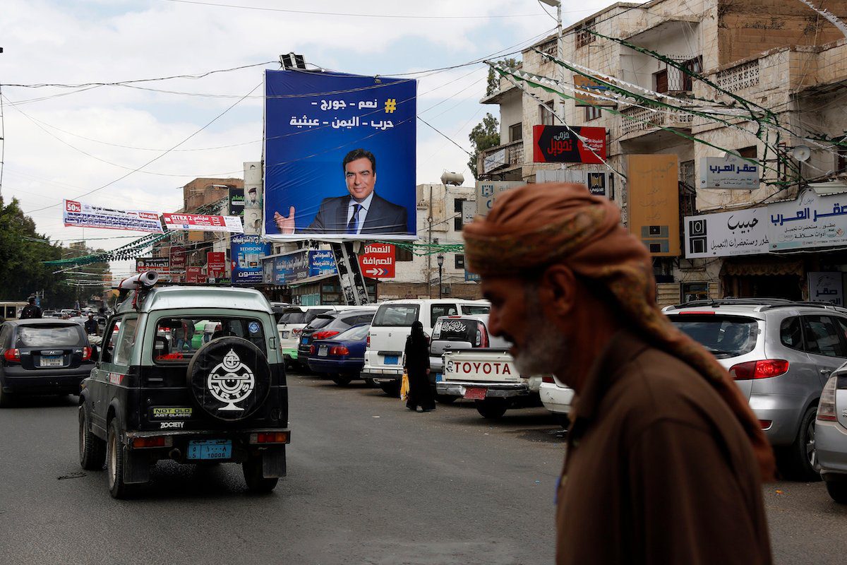 Um retrato do Ministro da Informação libanês George Kordahi é visto em um outdoor na rua al-Tahrir em 31 Outubro de 2021. [Mohammed Hamoud / Getty Images]
