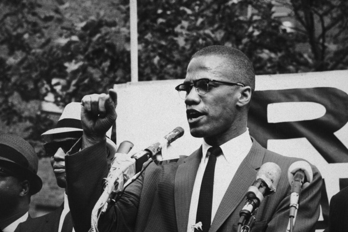 Malcolm X (1925-1965), líder do movimento negro por direitos civis, durante comício, provavelmente em Nova York [Bob Parent/Hulton Archive/Getty Images]
