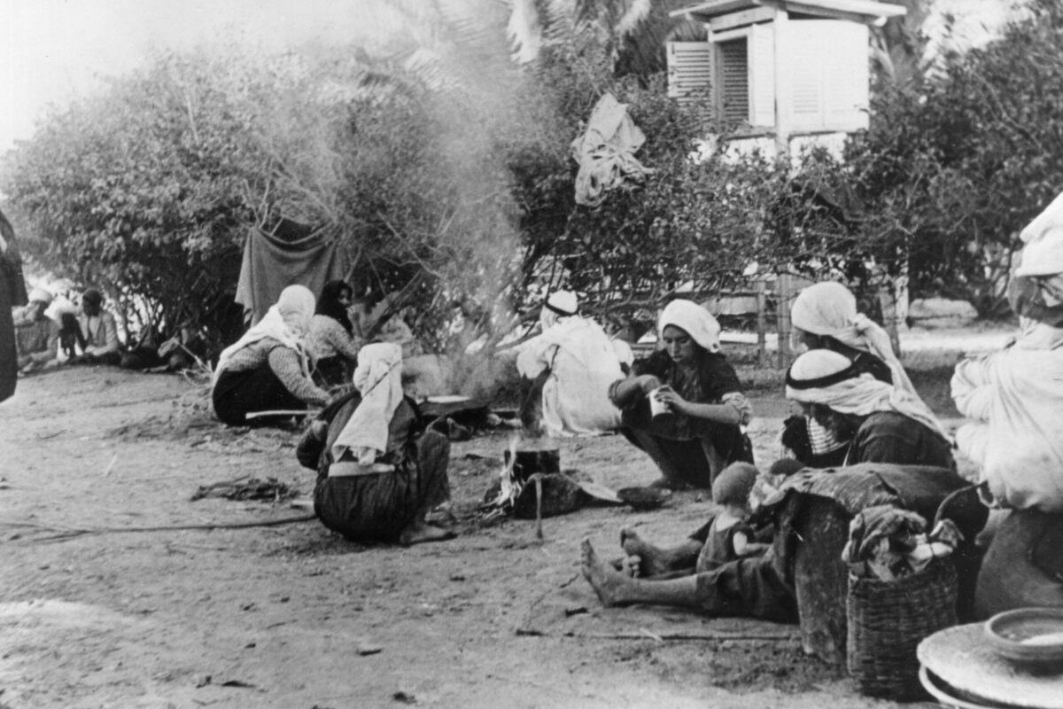 Refugiados árabes esperam ao ar livre perto de Jericó, Palestina, 14 de dezembro de 1948 [PhotoQuest / Getty Images]
