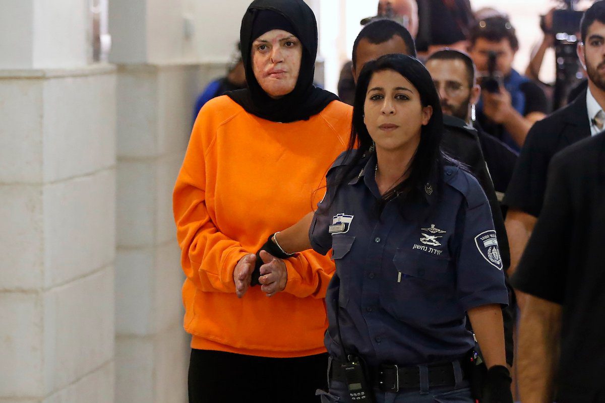 Israa al-Jaabis (L), chega para sua audiência de sentença no Distrito Tribunal em Jerusalém em 7 de novembro de 2016. [Ahmad Gharabli / AFP via Getty Images]
