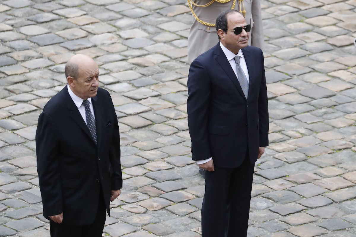 Ministro das Relações Exteriores da França Jean-Yves Le Drian (L) e o presidente do Egito, Abdel Fattah al-Sisi, inspecionam a guarda de honra no Hotel National des Invalides em Paris em 24 de outubro de 2017. [Patrick Kovarik/ AFP via Getty Images]
