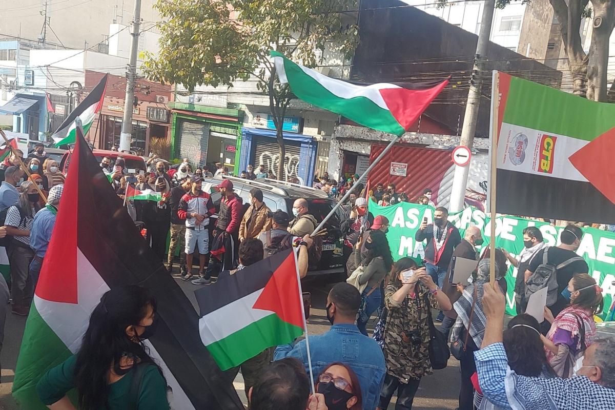 Manifestantes reunidos em frente ao Al Janiah para a carreata em solidariedade ao povo palestino nos 72 anos da Nakba, em São Paulo, 15 de maio 2021 [Amanda De Sordi/ Monitor do Oriente Médio]
