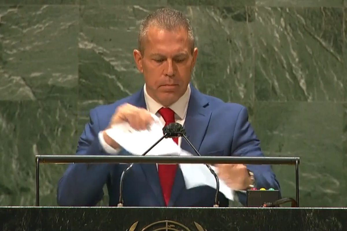 O embaixador de Israel na ONU, Gilad Erdan, rasga relatório do Conselho de Direitos Humanos [UNTV]
