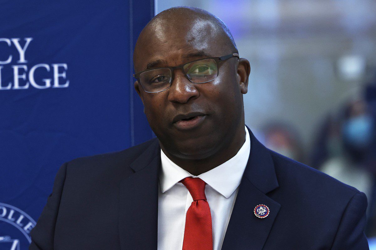 Congressista Jamaal Bowman em Nova York, 14 de junho de 2021 [Michael M. Santiago/Getty Images]
