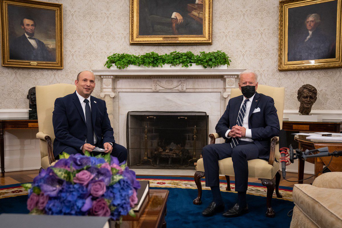 O presidente dos EUA, Joe Biden (R), se encontra com o primeiro-ministro israelense Naftali Bennett no Salão Oval da Casa Branca em 27 de agosto de 2021 em Washington, DC [Sarahbeth Maney-Pool / Getty Images]
