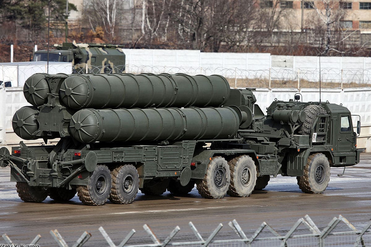 Sistema de defesa aérea russo S-400, visto durante um desfile militar em Moscou, Rússia, 27 de dezembro de 2017 [Wikipedia]
