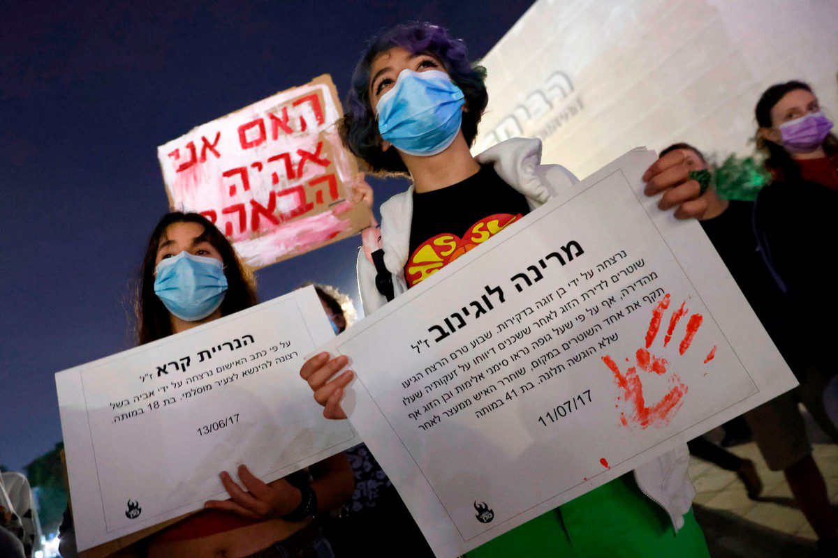  Mulheres em Tel Aviv protestam contra estupro e feminicídio em 8 de fevereiro de 2021 [Jack Guez/ AFP / Getty Images]
