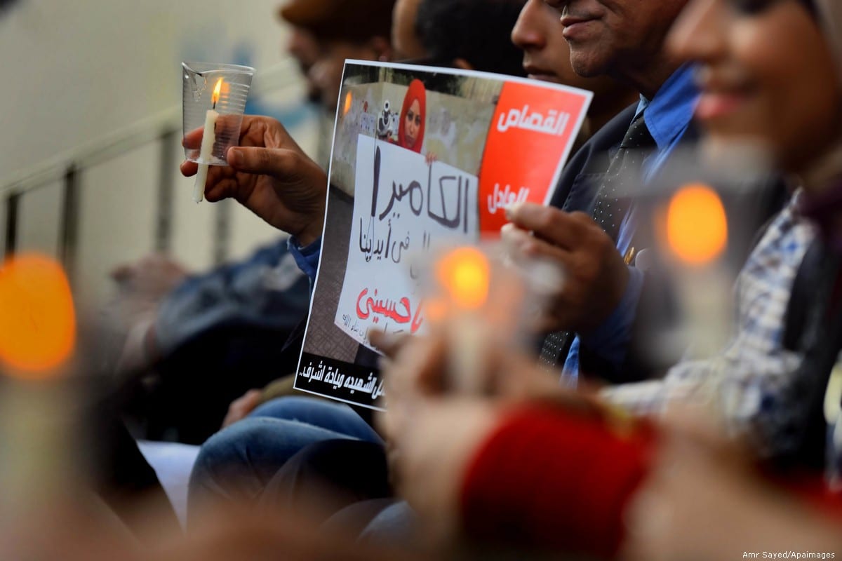 Jornalistas egípcios acendem velas durante um protesto após a morte da jornalista egípcia Mayada Ashraf, no Cairo, em 28 de março de 2016 [Amr Sayed/Apaimages]