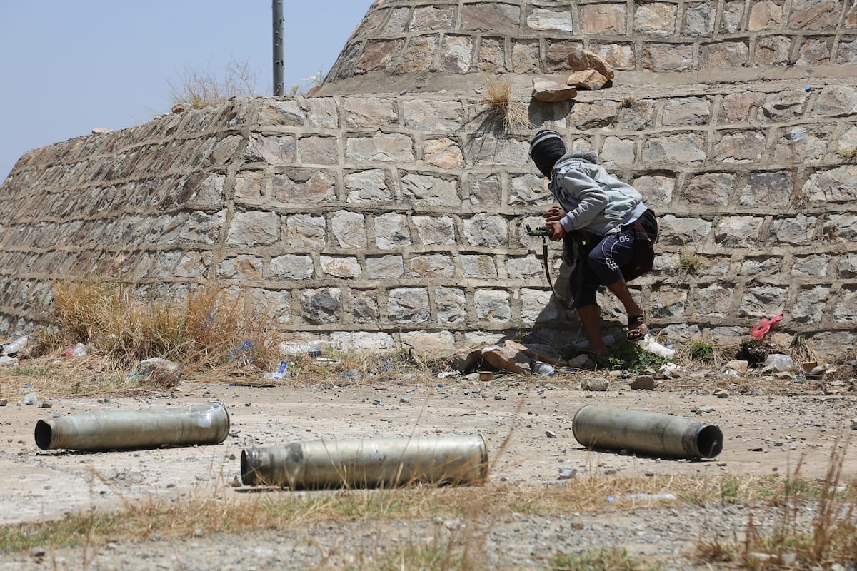 Forças do governo iemenita atacam posições houthis na província de Taiz, 6 de abril de 2017 [Abdulnasser Alseddik/Agência Anadolu]
