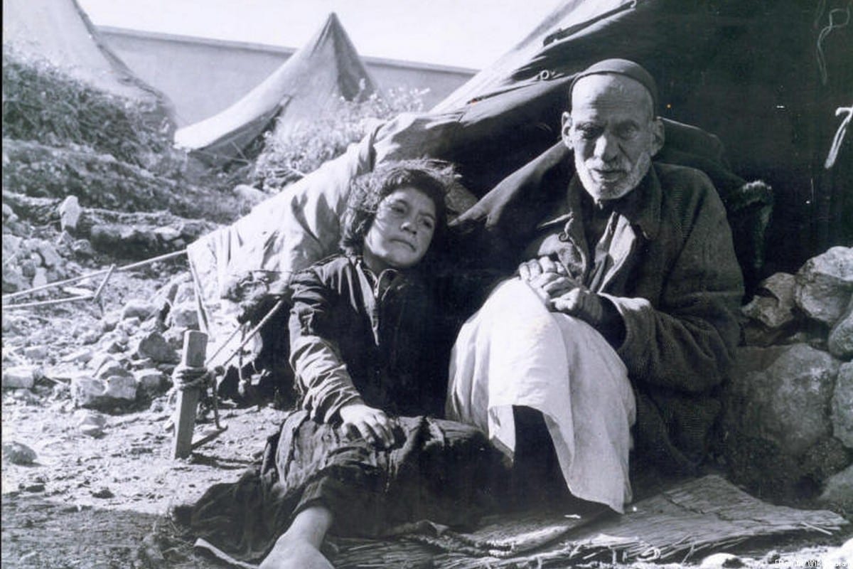 Um idoso palestino e uma criança podem ser vistos durante a Nakba, em 1948 [Hanini/Wikipedia]