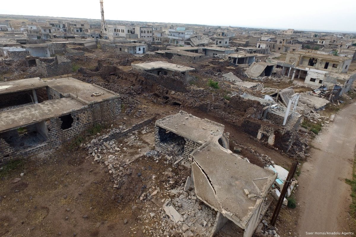 Vista aérea de edifícios em ruínas após ataques aéreos conduzidos pelo regime de Bashar al-Assad em Homs, Síria, 30 de abril de 2019 [Saer Homsi/Agência Anadolu]