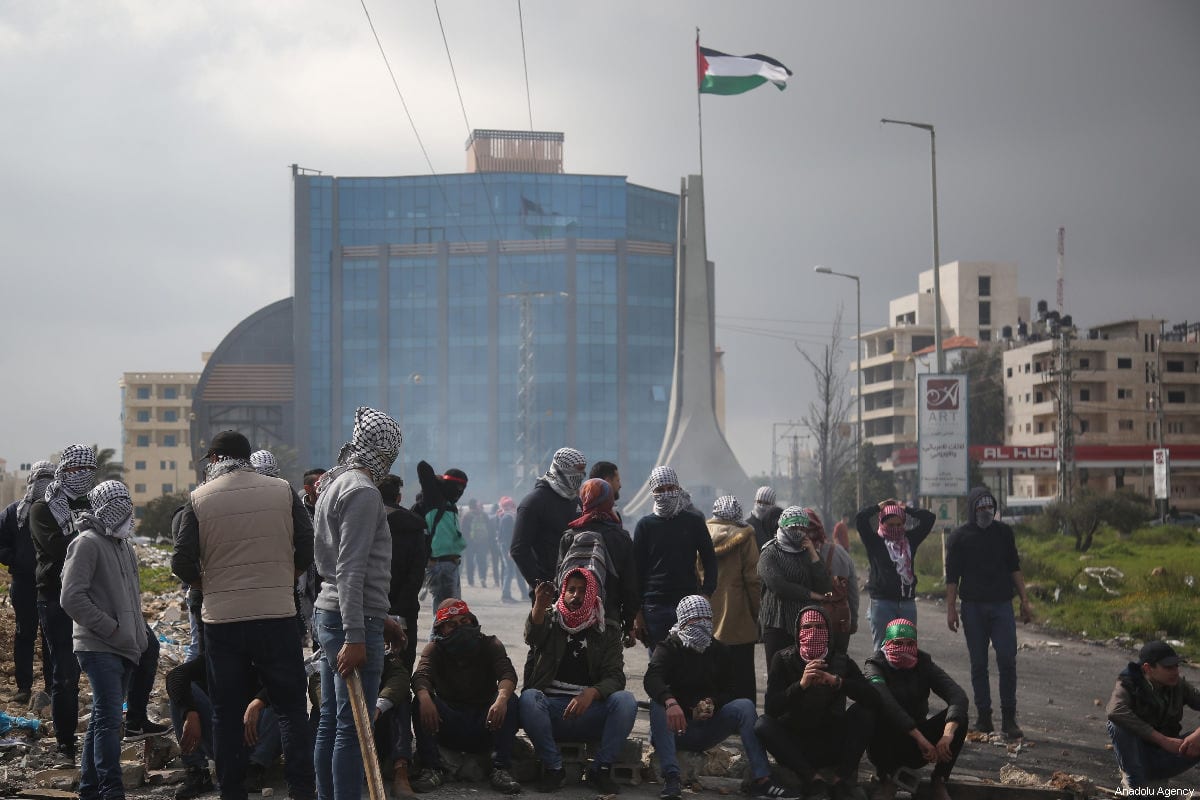 Estudantes da Birzeit University protestam depois que forças israelenses prenderam três estudantes perto do posto de controle militar israelense Beit Il em Ramallah, Cisjordânia, em 27 de março de 2019. [İssam Rimawi - Agência Anadolu]