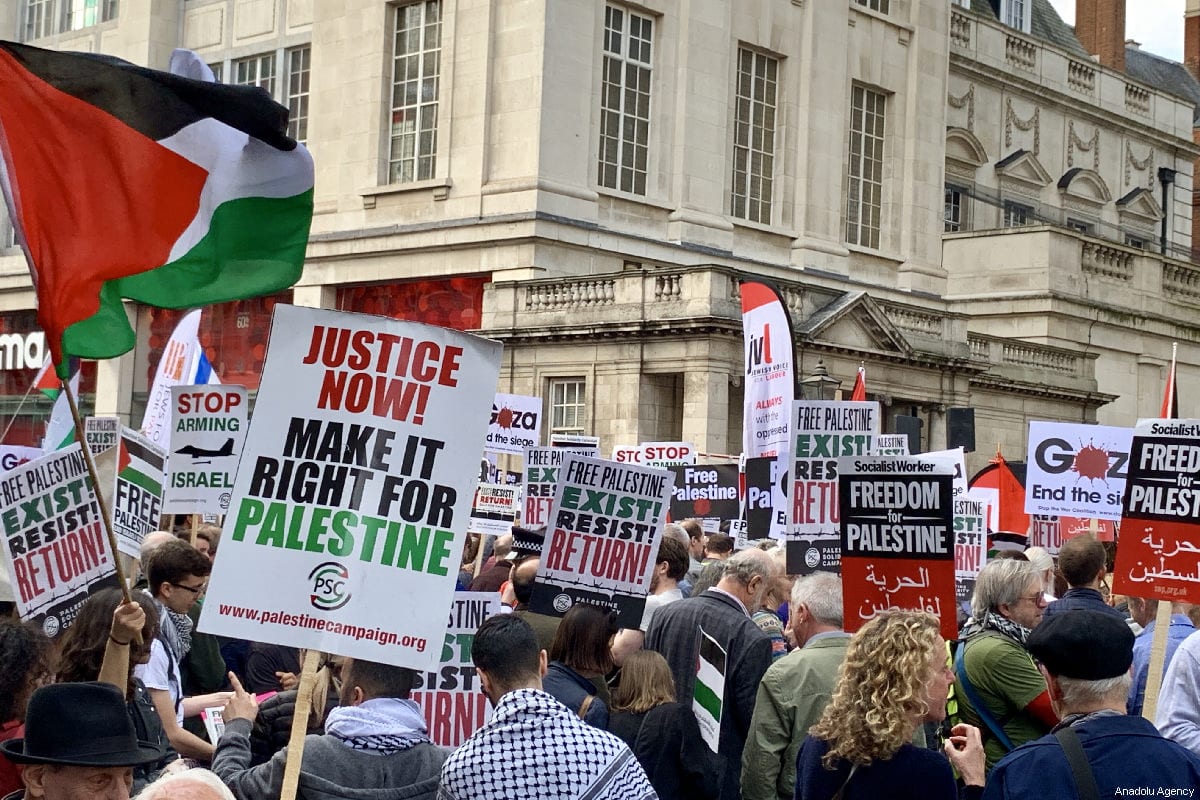 Centenas de manifestantes em apoio aos palestinos são vistos em Londres, Reino Unido, em 30 de março de 2019 [Hasan Esen/Agência Anadolu]