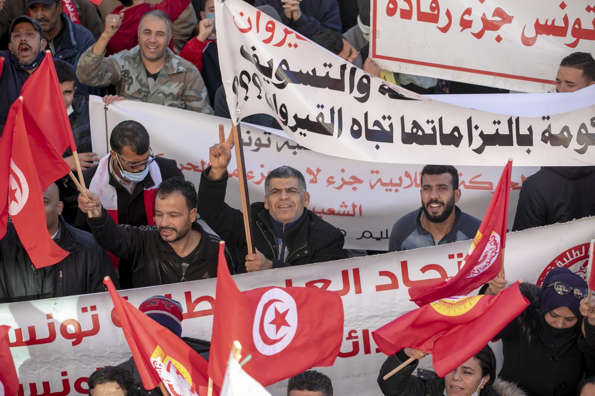 Protesto convocado pelo Sindicato Geral da Tunísia, para reivindicar reformas para a região de Kairouan, em Túnis, 3 de dezembro de 2020 [Yassine Gaidi/Agência Anadolu]
