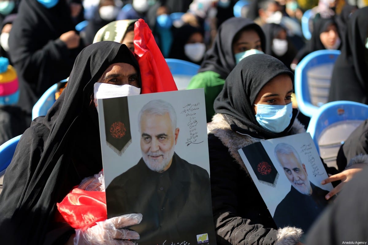 Procissão em homenagem a Qassem Soleimani — comandante das Forças al-Quds, unidade de elite da Guarda Revolucionária Iraniana —, no primeiro aniversário de sua morte, em Kerman, Irã, 2 de janeiro de 2021 [Fatemeh Bahrami/Agência Anadolu]