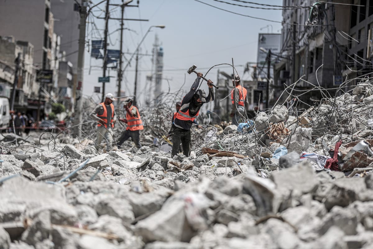 Equipes apoiadas por voluntários egípcios continuam a remoção dos destroços do apartamento As-Shuruk destruído pelo ataque israelense no bairro de al-Rimal na Cidade de Gaza, Gaza, em 07 de junho de 2021 [Ali Jadallah/Agência Anadolu]