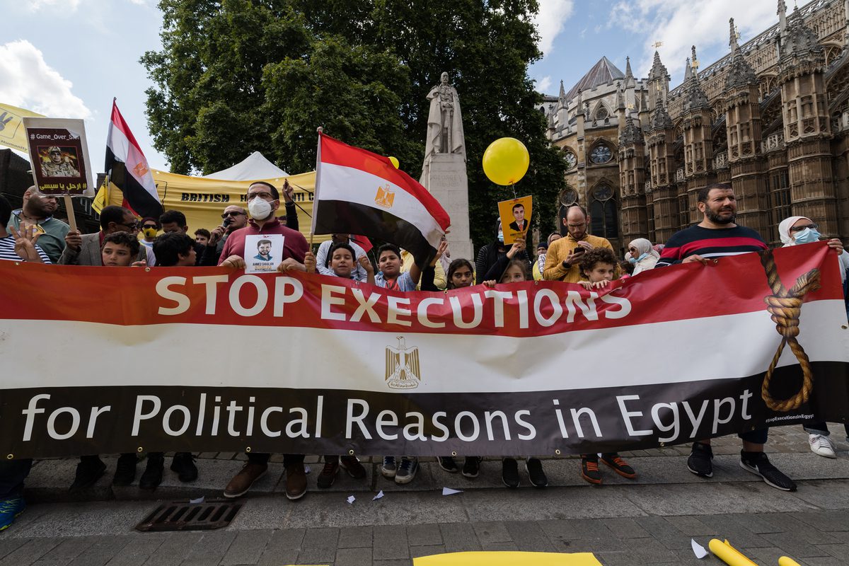 Membros da comunidade egípcia britânica fazem uma manifestação do lado de fora das Casas do Parlamento no oitavo aniversário do massacre de civis durante um protesto pacífico na Praça Rabaa, no Cairo, em Londres, Reino Unido, em 14 de agosto de 2021 [Wiktor Szymanowicz/Agência Anadolu]