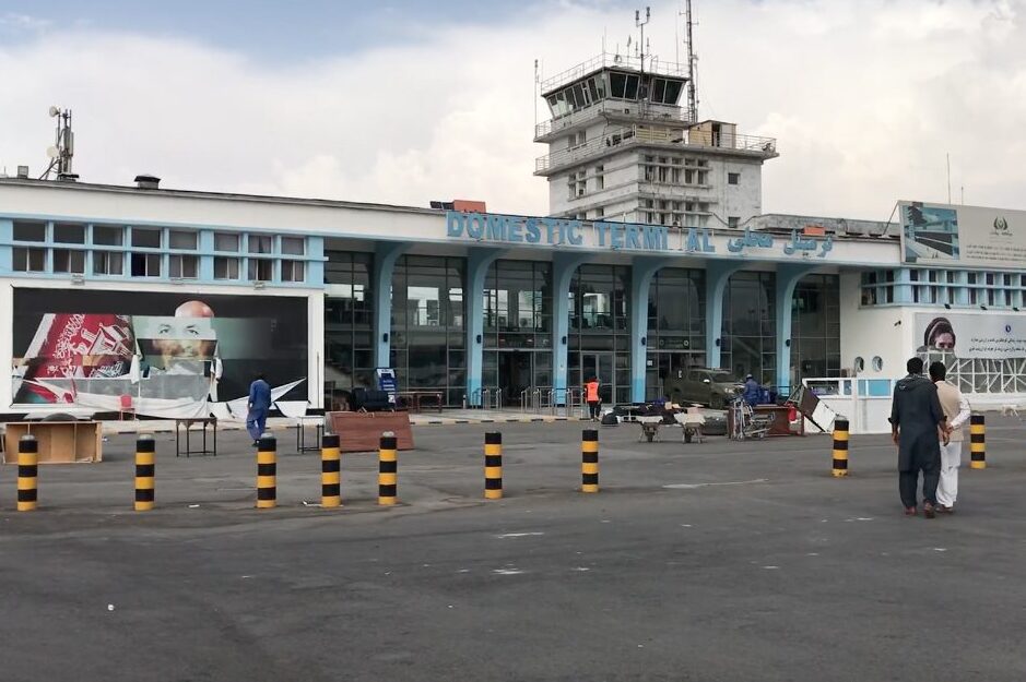Uma captura de tela capturada de um vídeo mostra que os funcionários fazem as últimas preparações antes dos voos domésticos começarem no Aeroporto Internacional Hamid Karzai em Kabul, Afeganistão, em 03 de setembro de 2021. [Stringer - Agência Anadolu]