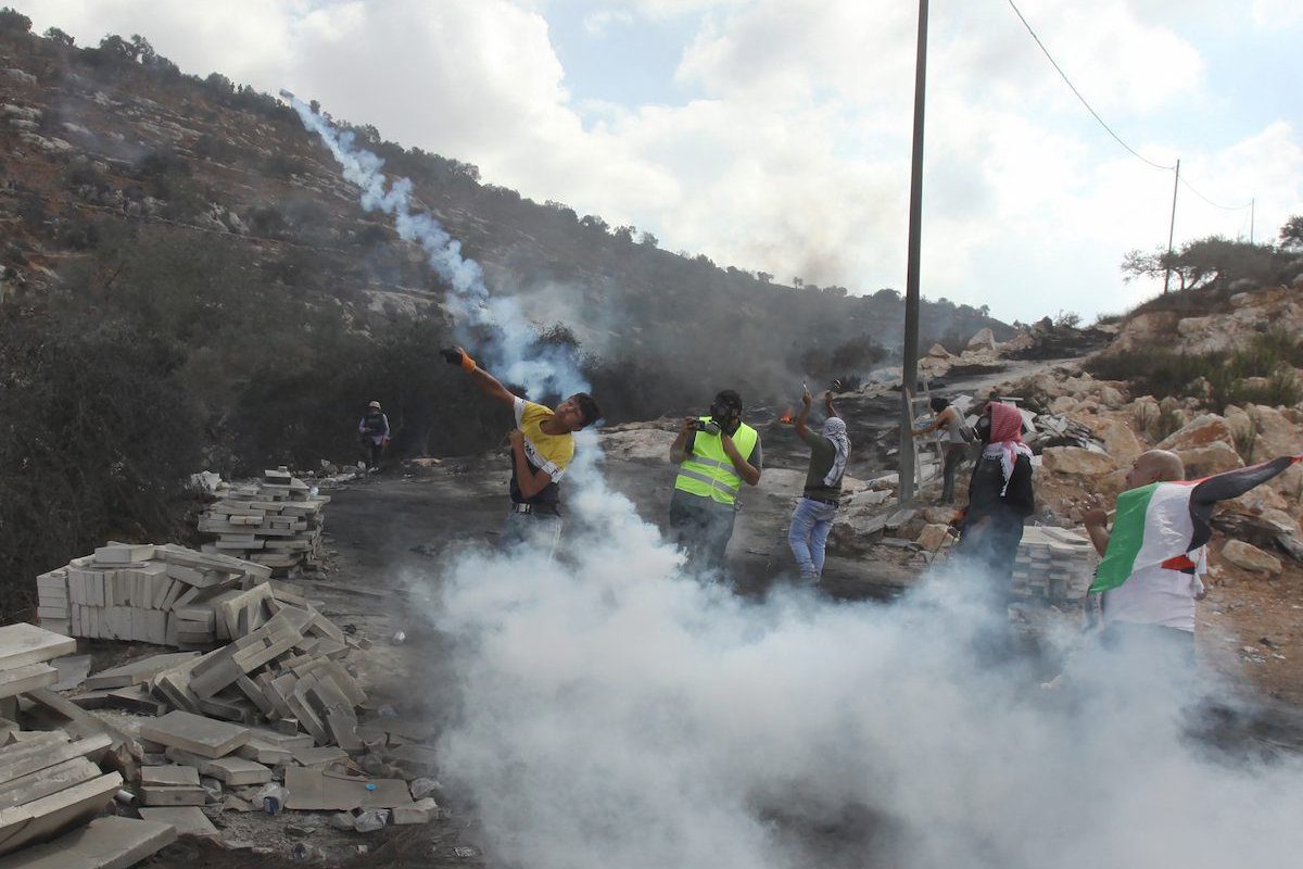 Forças israelenses intervêm contra manifestantes com gás lacrimogêneo durante uma manifestação em Nablus, Cisjordânia, em 10 de setembro de 2021 [Nedal Eshtaya/Agência Anadolu]
