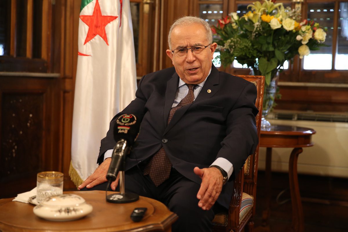 O ministro das Relações Exteriores da Argélia, Ramtane Lamamra, fala durante uma entrevista exclusiva com a Agência Anadolu, em Roma, Itália, em 6 de outubro de 2021 [Barış Seçkin/Agência Anadolu]
