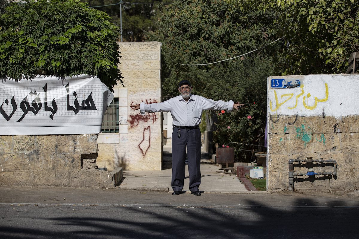Nabil al-Kurd posa para uma foto em frente à sua casa em Sheikh Jarrah, bairro palestino de Jerusalém Oriental sob ameaça de despejo e expropriação colonial, em 7 de novembro de 2021 [Mostafa Alkharouf/Agência Anadolu]
