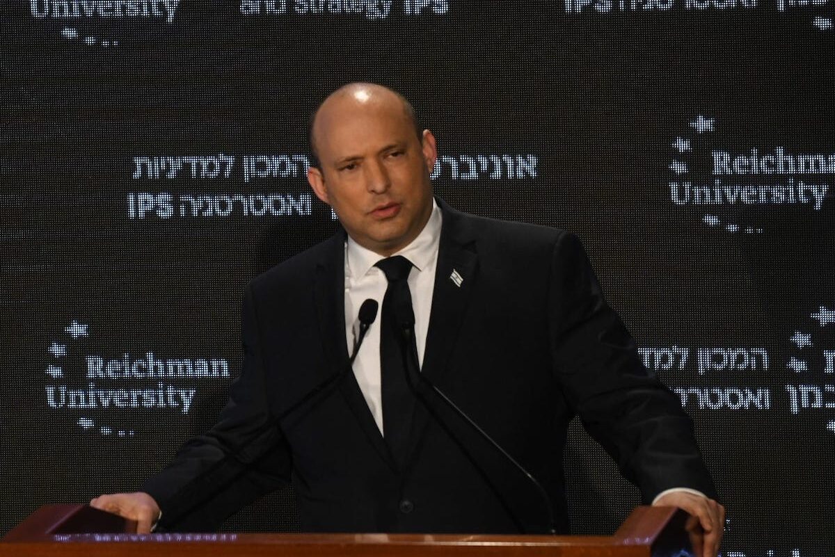 O primeiro-ministro israelense, Naftali Bennett, fala durante um painel organizado pela Universidade Reichman em Herzliya, Israel, em 23 de novembro de 2021 [Gabinete de Imprensa do Governo de Israel/Agência Anadolu]