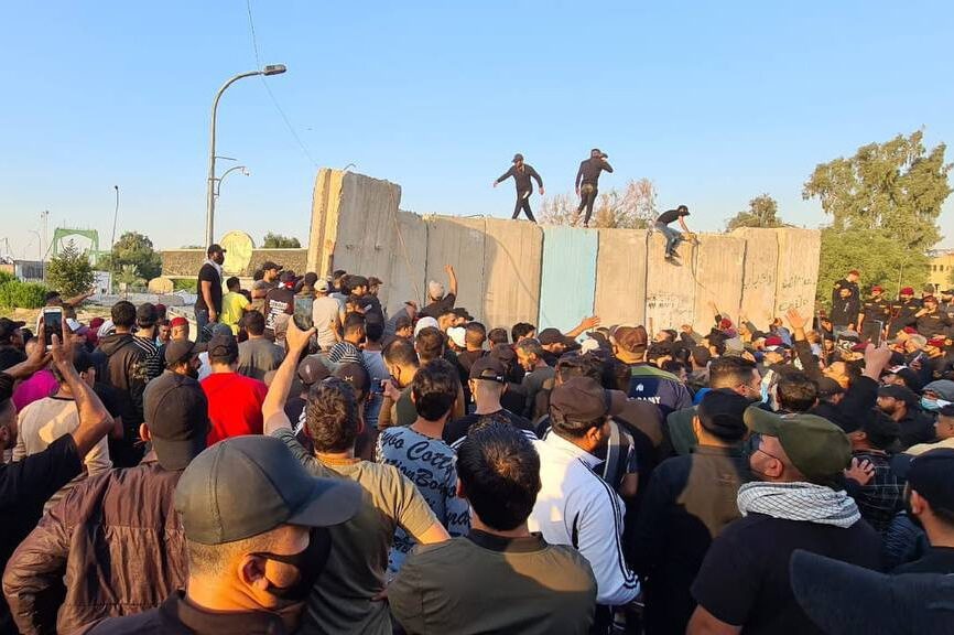 Membros da Aliança Fatah e Forças de Mobilização Popular protestam contra os resultados das eleições parlamentares iraquianas perto da Zona Verde em Bagdá, Iraque, em 26 de novembro de 2021 [Haydar Karaalp/Agência Anadolu]
