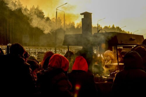 Os migrantes continuam esperando em uma área fechada alocada pelo governo bielorrusso na fronteira entre a Polônia e a Bielo-Rússia em Grodno, Bielo-Rússia, em 28 de novembro de 2021 [Sefa Karacan/Agência Anadolu]