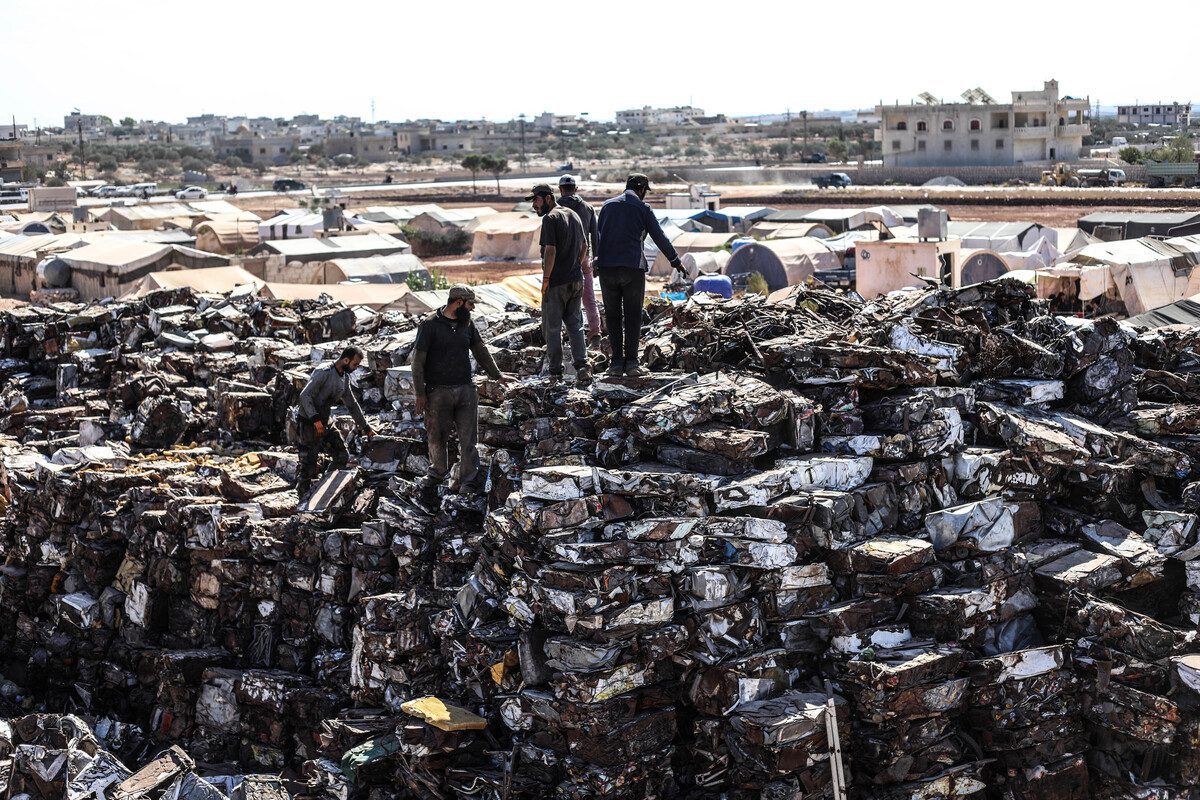 Sucata coletada em assentamentos destruídos nos ataques do regime de Assad na vila de Batabo em Aleppo, Síria, em 05 de outubro de 2021 [İzzettin Kasım/Agência Anadolu]
