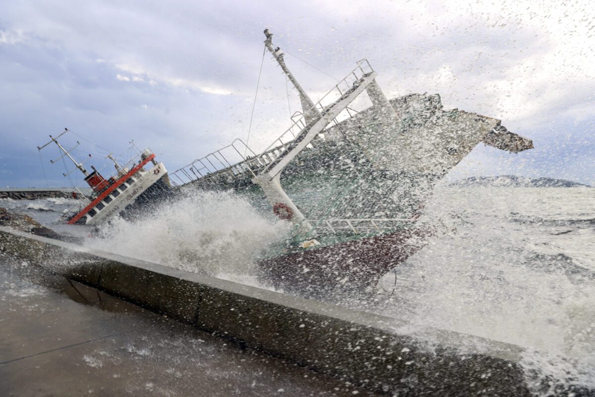 Navio começa a afundar depois de encalhar ao largo de Maltepe devido à tempestade no Bósforo, em Istambul, Turquia, em 30 de novembro de 2021 [Serhat Çağdaş/Agência Anadolu]
