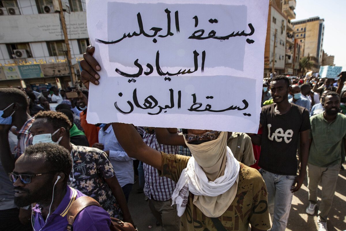 Protesto sudanês contra um acordo político firmado entre o presidente do Conselho de Soberania de Transição, Abdel Fattah al-Burhan, e o primeiro-ministro do Sudão, Abdalla Hamdok, e contra a intervenção militar em Cartum, Sudão, em 30 de novembro de 2021 [Mahmoud Hjaj/Agência Anadolu]
