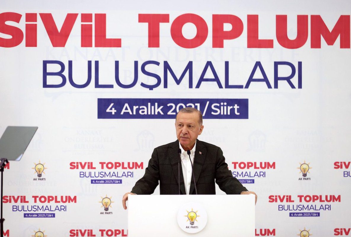 O presidente turco Recep Tayyip Erdogan fala durante reuniões da sociedade civil em Siirt, Turquia, em 4 de dezembro de 2021. [Mustafa Kamacı - Agência Anadolu]