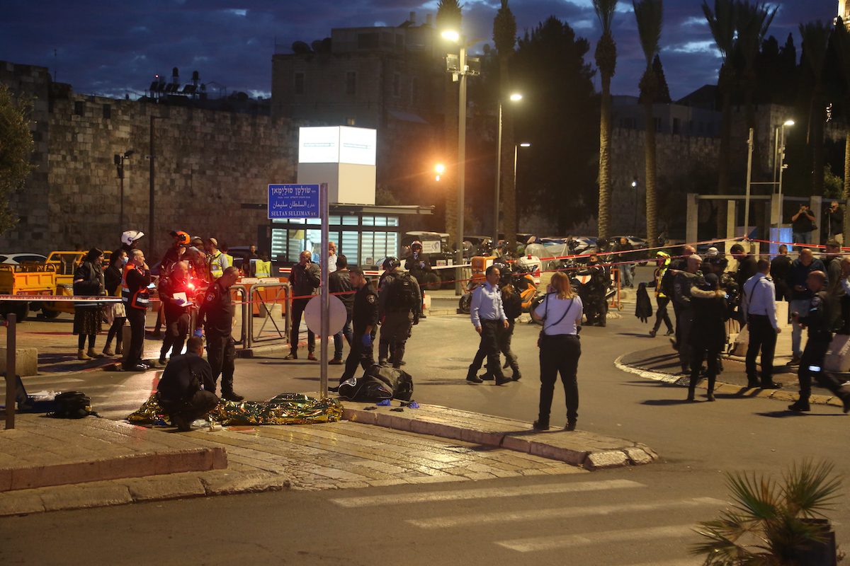 A polícia israelense investiga a cena depois que as forças israelenses atiraram e mataram um palestino por suposta "tentativa de esfaqueamento" próximo ao Portão de Damasco em Jerusalém, em 4 de dezembro de 2021 [Enes Canlı/Agência Anadolu]