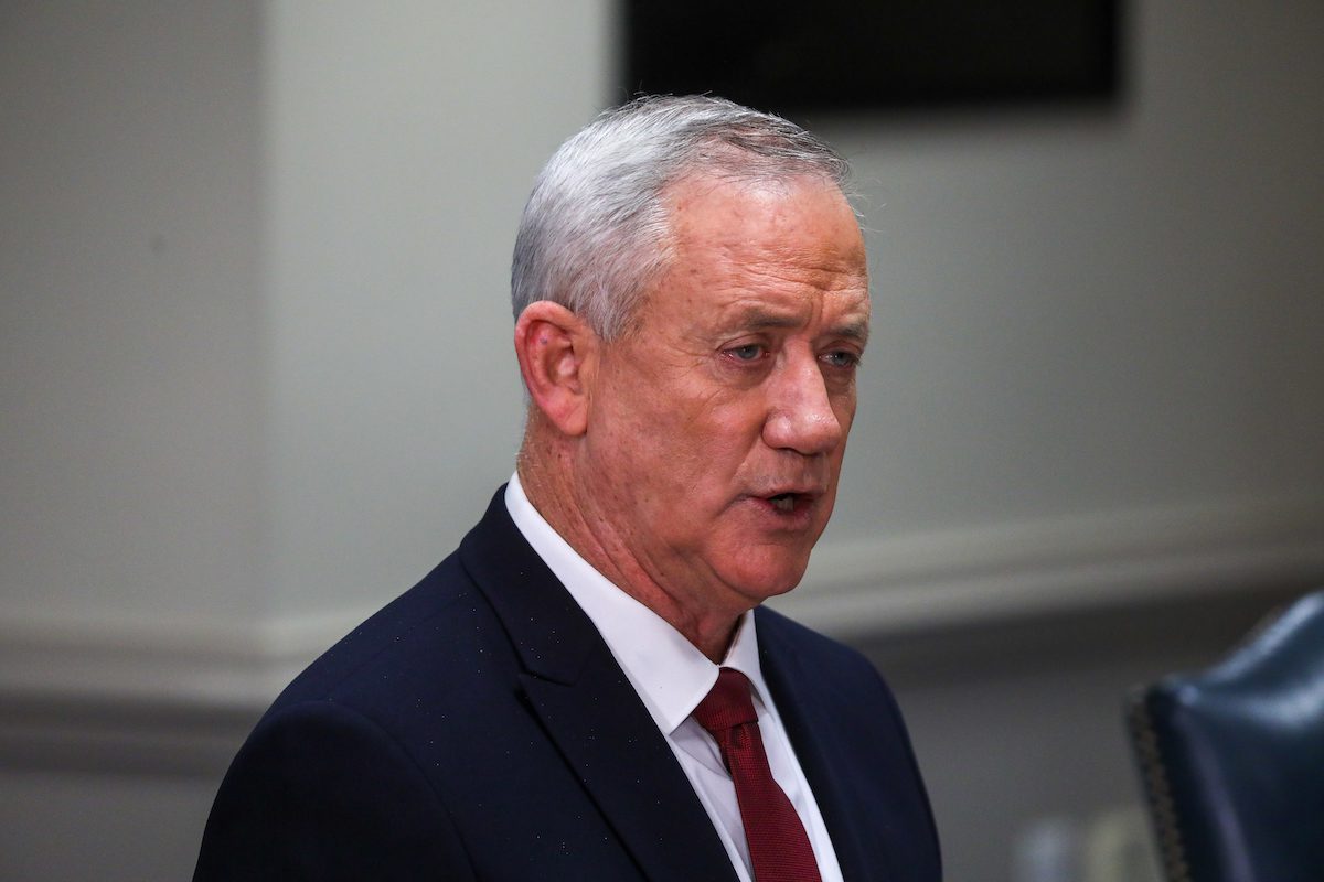 O ministro da Defesa israelense, Benjamin Benny Gantz, se encontra com o secretário da Defesa dos EUA, Lloyd Austin, no Pentágono, em 9 de dezembro de 2021, em Arlington, Virgínia [Yasin Öztürk/Agência Anadolu]
