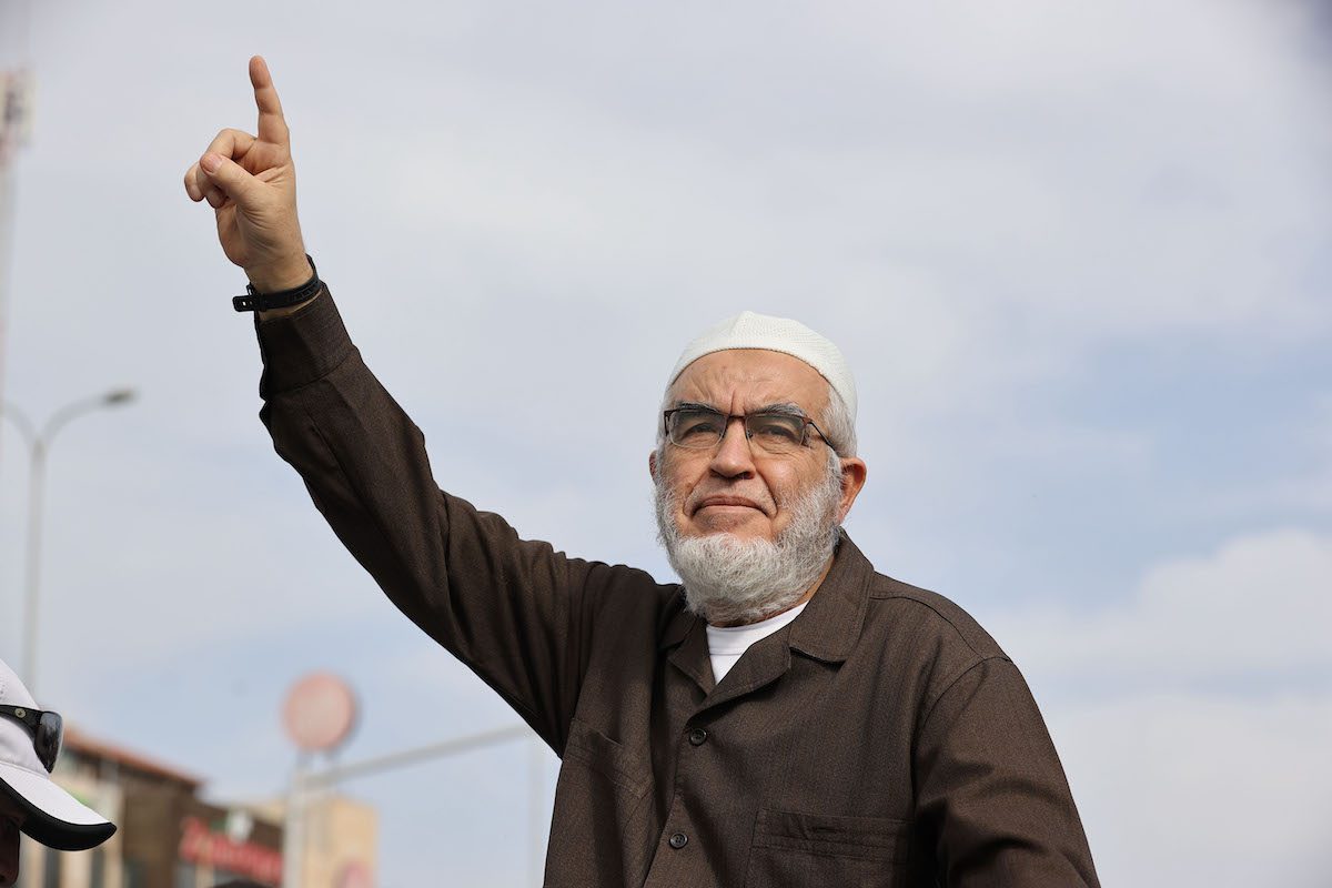 O ícone palestino Sheikh Raed Salah chega à sua casa em Umm Al-Fahm ao ser libertado, após 17 meses na Prisão e Centro de Detenção Megiddo, em Israel, em 13 de dezembro de 2021. [Mostafa Alkharouf - Agência Anadolu]