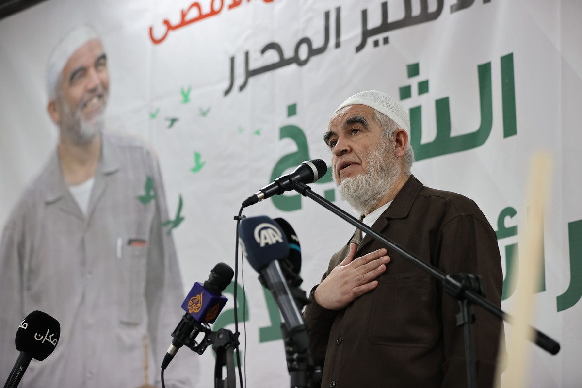 O ícone palestino sheikh Raed Salah fala durante a cerimônia de boas-vindas após sua chegada em Umm Al-Fahm, em 13 de dezembro de 2021, depois de ser libertado após 17 meses na Prisão e Centro de Detenção Megiddo em Israel [Mostafa Alkharouf/Agência Anadolu]