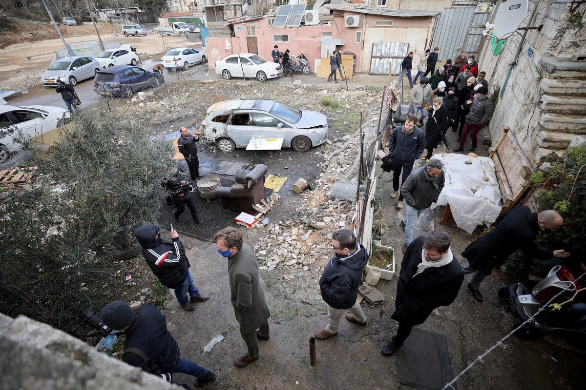 O representante da União Europeia (UE) na Palestina, Sven Kuhn von Burgsdorff, e a delegação que o acompanha visitam o bairro de Sheikh Jarrah em Jerusalém Oriental, em 20 de dezembro de 2021 [Mostafa Alkharouf/Agência Anadolu]