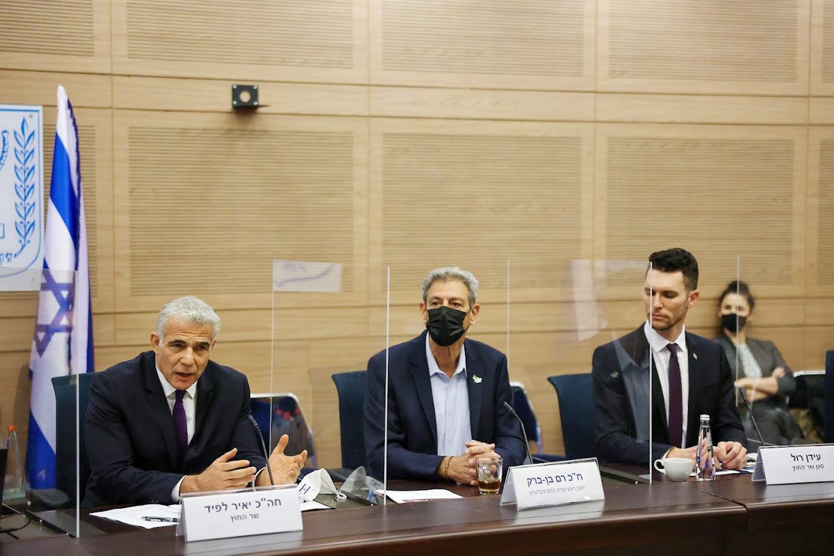 Ministro de Relações Exteriores de Israel Yair Lapid (à esquerda) durante sessão do Comitê de Defesa e Assuntos Internacionais do Knesset, em Jerusalém, 27 de dezembro de 2021 [Knesset/Agência Anadolu]