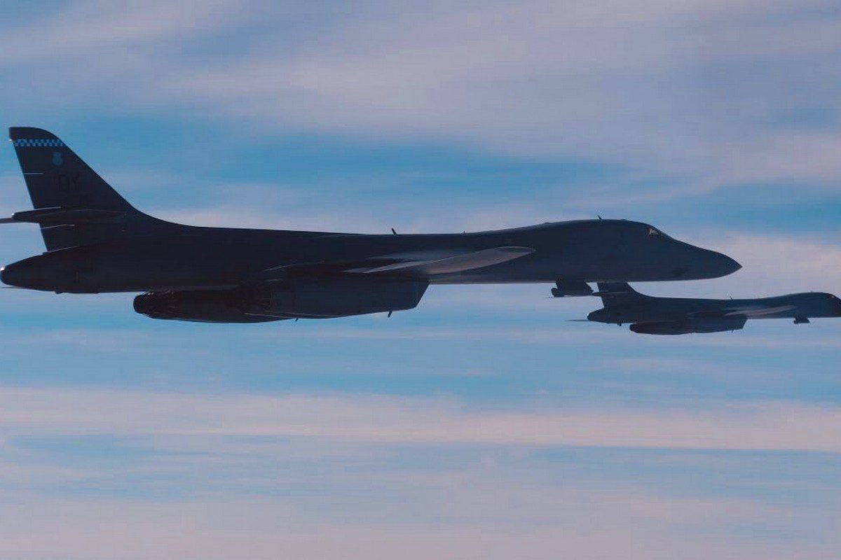 Os caças F15 do exército israelense acompanharam dois bombardeiros B1b americanos e um avião americano de reabastecimento em seu caminho desde o Golfo, em 11 de novembro de 2021 [idfonline/Twitter]