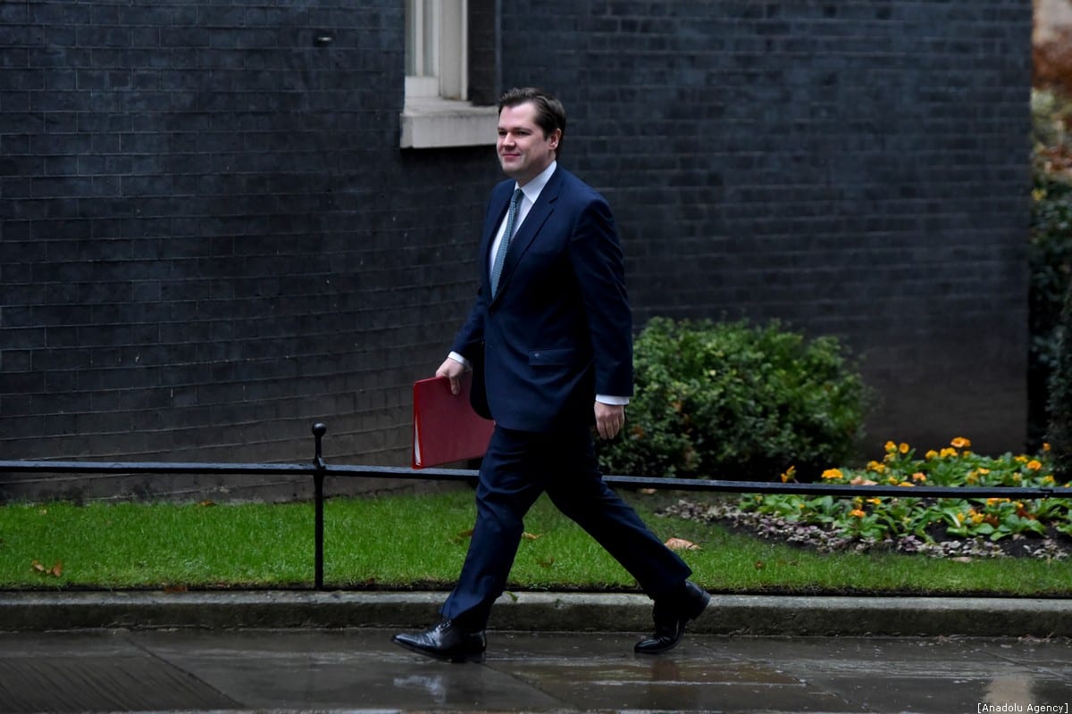 O ex-secretário de Estado de Habitação, Comunidades e Governo Local Robert Jenrick chega a 10 Downing Street, em 17 de dezembro de 2019, em Londres, Reino Unido [Kate Green/Agência Anadolu]
